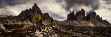 Bisiklete binme kadın ve motosiklet Dolomites dağlarda kişini ve