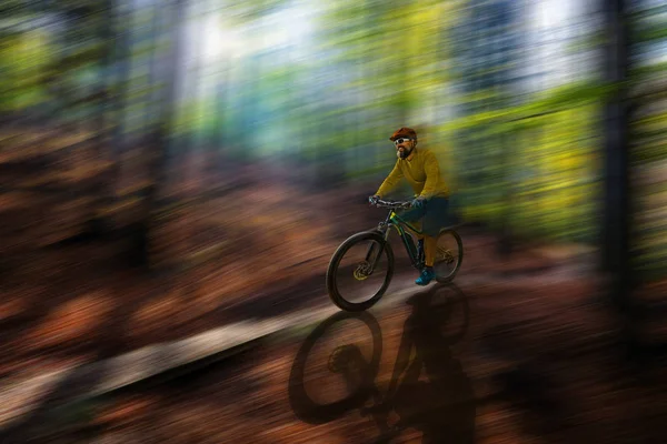 春山森で自転車に乗って山のバイカー — ストック写真