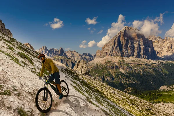 Tourist cycling in Cortina d'Ampezzo, stunning Cinque Torri and — Stock Photo, Image