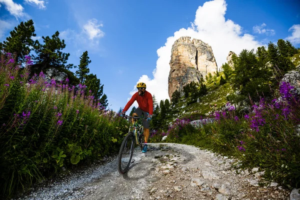 Tourist cycling in Cortina d 'Ampezzo, stunning Cinque Torri and — стоковое фото