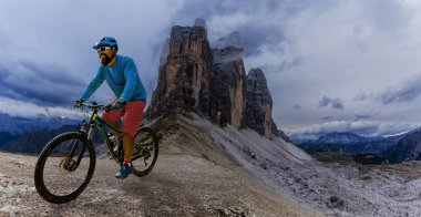 Bisiklete binme kişini Dolomites Dağları'nda bisiklet üzerinde ve