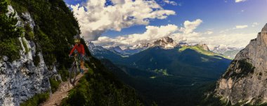 Bisiklete binme kadın ve motosiklet Dolomites dağlarda kişini ve