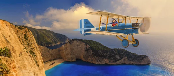 Child girl pilot aviator in airplane flying over beach in summer — Stock Photo, Image