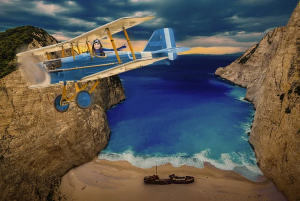 Criança menina piloto aviador no avião voando sobre a praia no verão — Fotografia de Stock