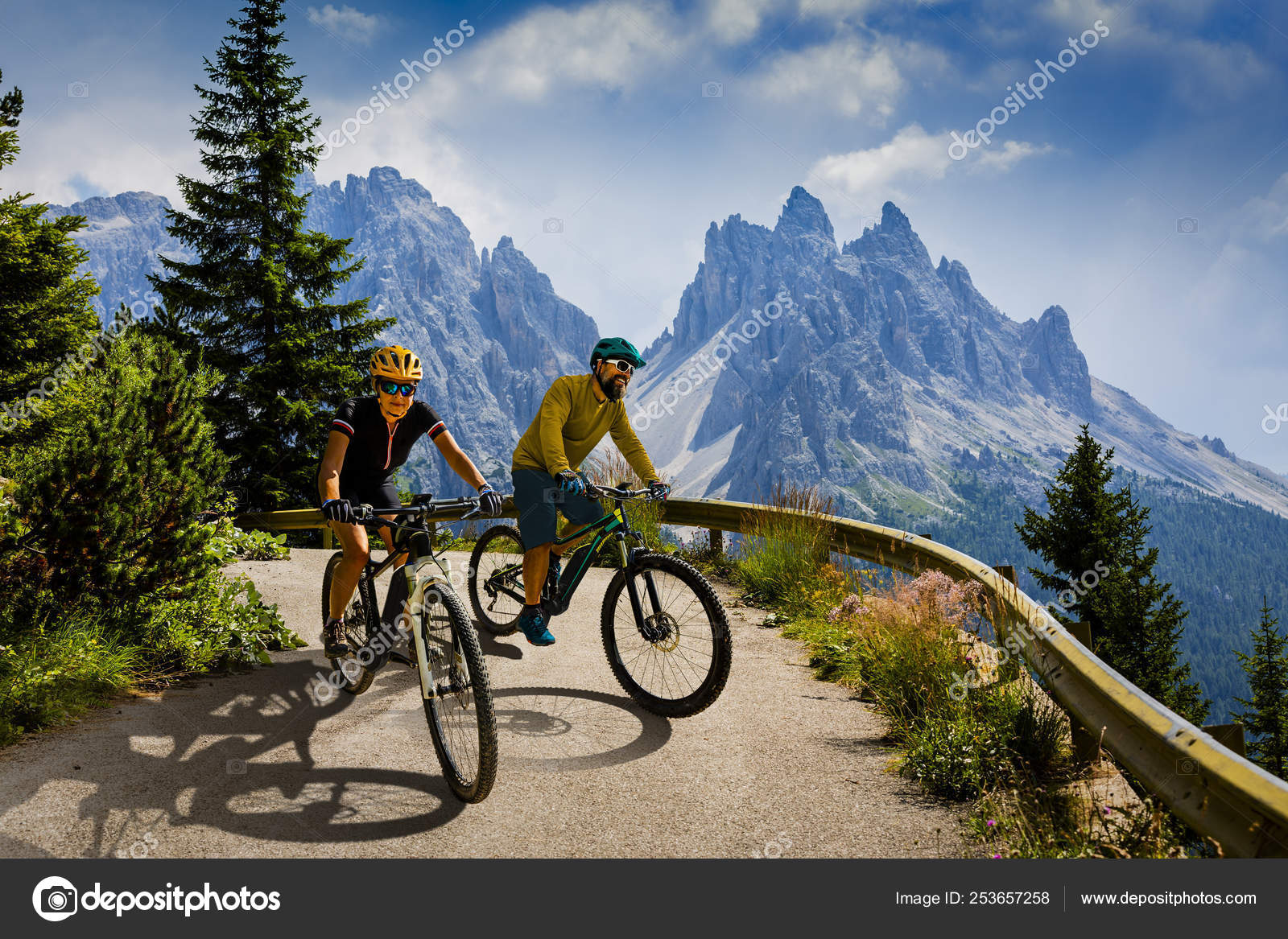 Μοναδικό βουνό αναβάτη ποδήλατο σε ηλεκτρικό ποδήλατο, ε-mountainbike βόλτα  — Φωτογραφία Αρχείου © Gorilla #253657258