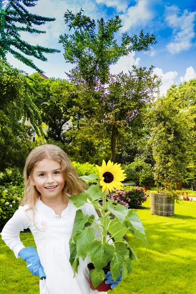 Beatifull girl with sunflower in the garden at summer day. Child — Stock Photo, Image