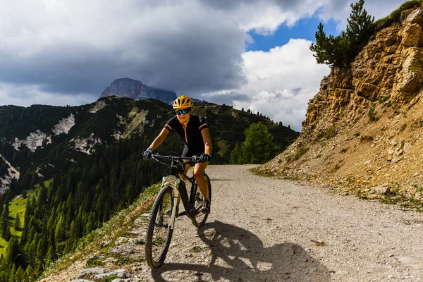 Woman cycling on electric bike on mountain trail. Woman riding o — Stock Photo, Image