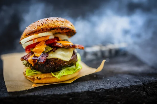 Sabroso ahumado a la parrilla y glaseado hamburguesa de ternera con lechuga, queso —  Fotos de Stock