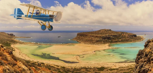 Kind meisje pilot vlieger in vliegtuig vliegen over het strand in de zomer — Stockfoto