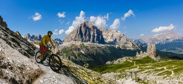 Turisztikai kerékpáros, Cortina D'Ampezzo, lenyűgöző Cinque Torri és — Stock Fotó