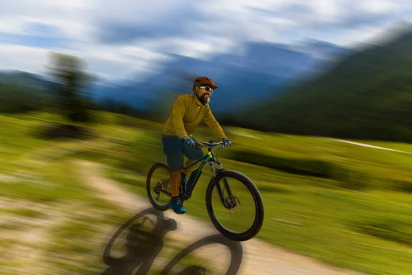 Jezdit na jedné horské kolo jezdce na elektrokola, e MTB — Stock fotografie