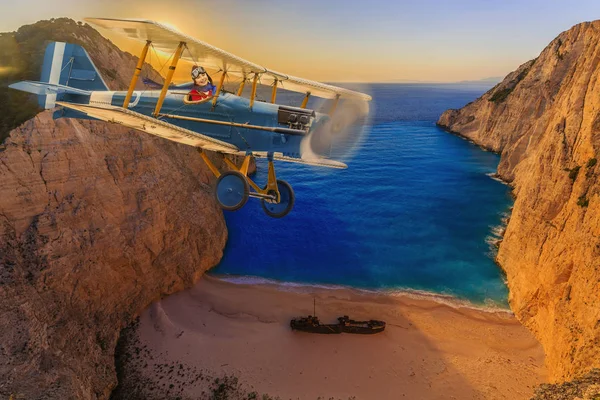 Barn tjej pilot flygare i flygplan som flyger över stranden på sommaren — Stockfoto