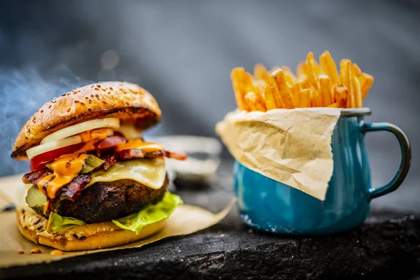 Sabrosa hamburguesa a la brasa con lechuga de espinacas y queso azul —  Fotos de Stock