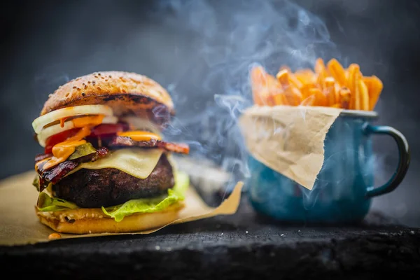 ほうれん草レタスとチーズでおいしい焼肉バーガー — ストック写真