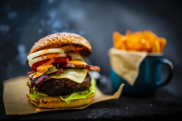 Sabrosa hamburguesa a la brasa con lechuga de espinacas y queso azul —  Fotos de Stock