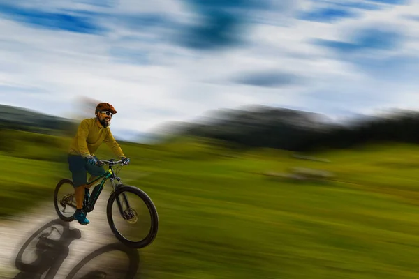 Ciclista de montanha única na bicicleta elétrica, passeio de e-mountain bike — Fotografia de Stock