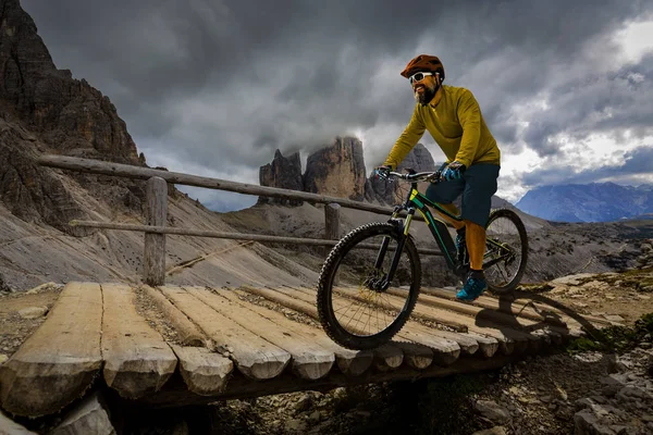 Un solo ciclista de montaña en bicicleta eléctrica, e-mountainbike paseo — Foto de Stock