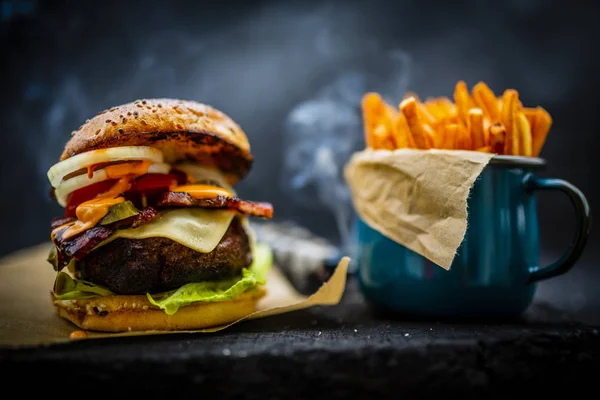 Sabroso ahumado a la parrilla y glaseado hamburguesa de ternera con lechuga, queso —  Fotos de Stock