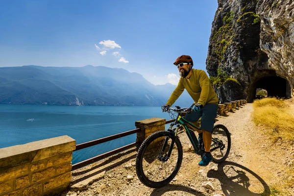 Ciclismo de montaña al amanecer hombre sobre el lago de Garda — Foto de Stock