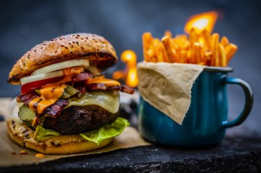 Lezzetli füme ızgara ve sırlı biftek burger marul ile peynir