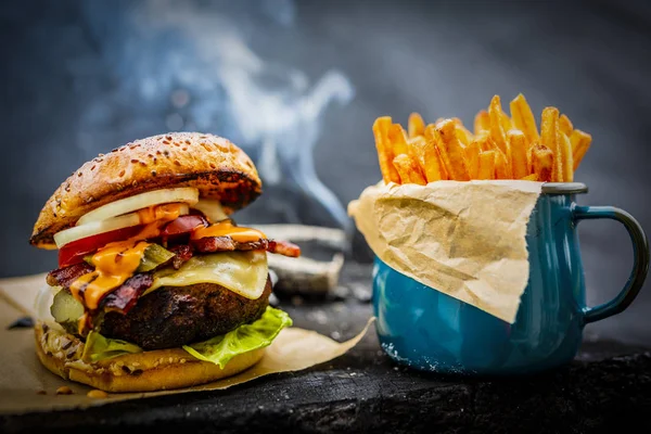 Sabroso ahumado a la parrilla y glaseado hamburguesa de ternera con lechuga, queso —  Fotos de Stock