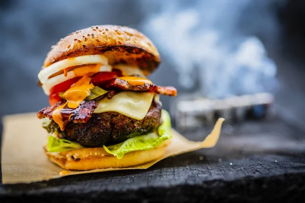 Lezat dipanggang dan burger daging sapi mengkilap dengan selada, keju — Stok Foto