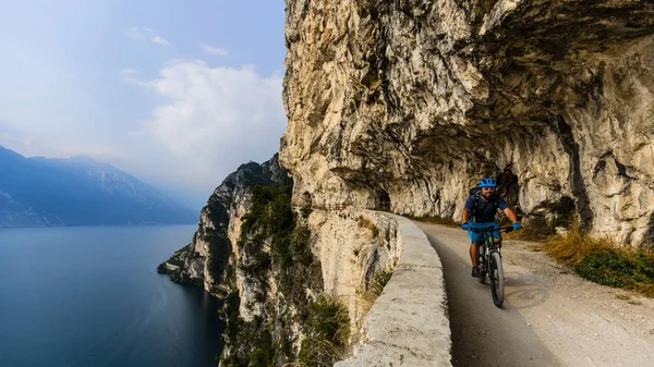 Mountainbike vid Gardasjön, Sentiero della Ponale, Riva del G — Stockfoto