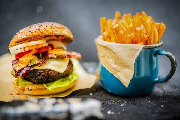 Lekker gegrild rundvlees hamburger met spinazie sla en blauwe kaas s — Stockfoto