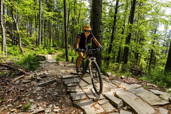 VTT femme à vélo dans la forêt de montagne d'été — Photo