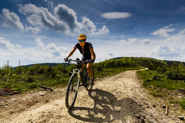 Mountain biking woman riding on bike in summer mountains forest — Stock Photo, Image