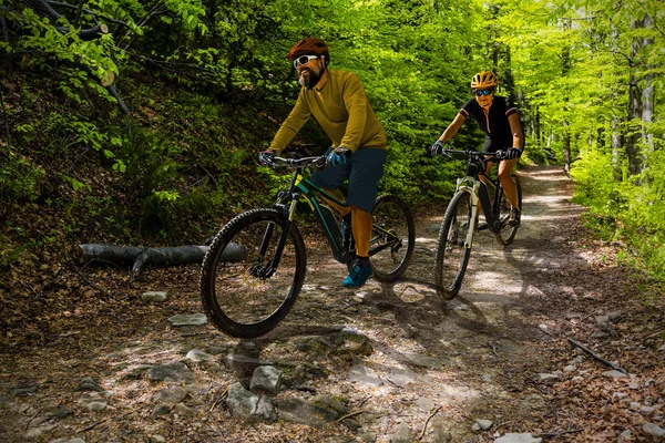 女と男で Beskidy 山秋の森の風景をサイクリング — ストック写真