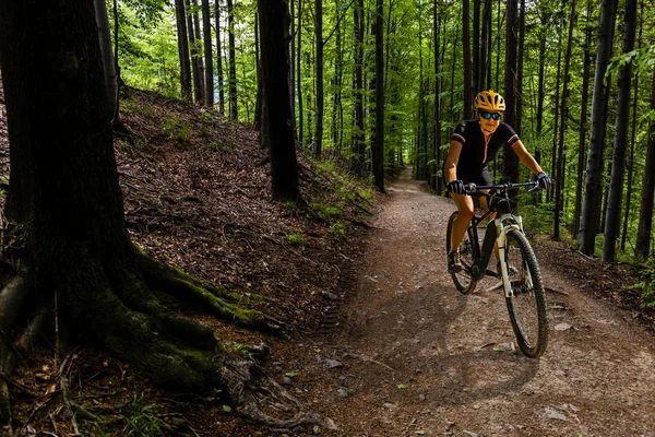 VTT femme à vélo dans la forêt de montagne d'été — Photo