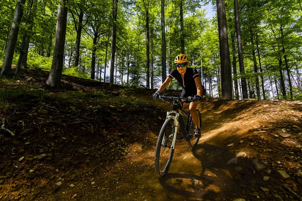 Horská cykloturistika žena na koni na kole v lese hory v létě — Stock fotografie