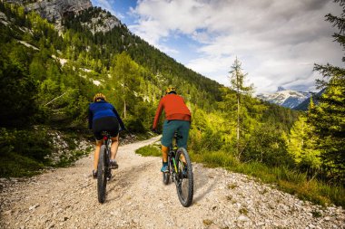 Bisiklete binme kadın ve motosiklet Dolomites dağlarda kişini ve