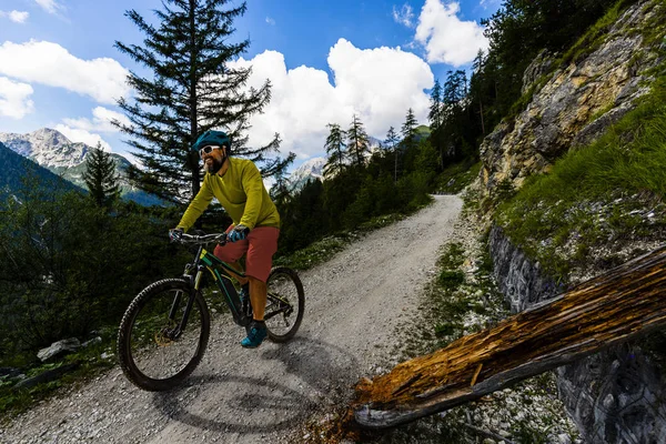 Tourist cycling in Cortina d'Ampezzo, stunning rocky mountains o — Stock Photo, Image