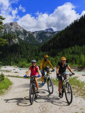 Bisiklete binme kadın ve motosiklet Dolomites dağlarda kişini ve