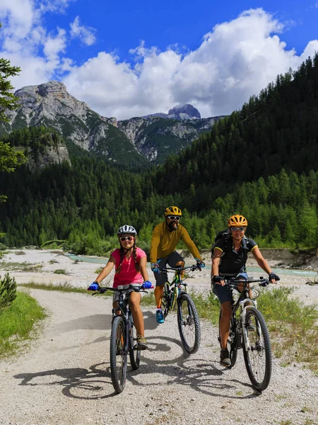 Велосипедистка и мужчина на велосипедах в горах Доломитов и — стоковое фото