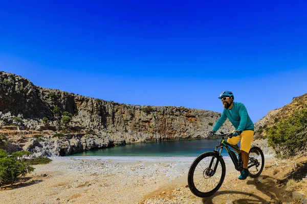 Mountainbikecyklist ridning på e-Bike. Man cykling MTB Enduro Flow tr — Stockfoto