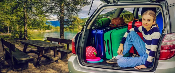 Summer vacation, young girl ready for travelby car to camping. — Stock Photo, Image