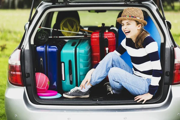 Sommarlovet, ung flicka redo för resor — Stockfoto