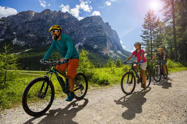 山の自転車に乗る女性と少女は、ドロミテの川に沿って私 — ストック写真