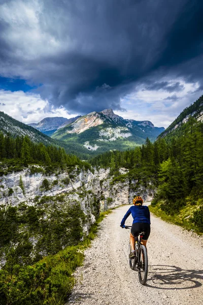 Ciclismo turístico en Cortina d 'Ampezzo, impresionantes montañas rocosas o —  Fotos de Stock