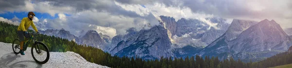 Turisztikai kerékpáros, Cortina D'Ampezzo, lenyűgöző sziklás-hegység o — Stock Fotó