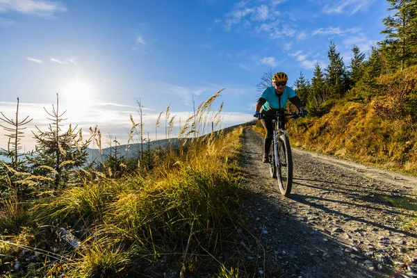 Ορεινή ποδηλασία γυναίκα ιππασία ποδήλατο στο δάσος στα βουνά το καλοκαίρι — Φωτογραφία Αρχείου