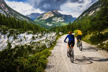 Bisiklete binme kadın ve motosiklet Dolomites dağlarda kişini ve
