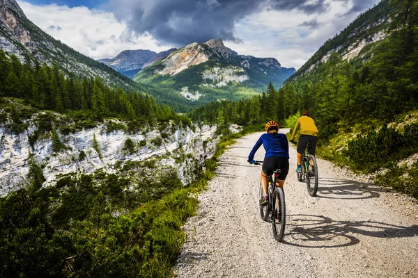 Rowerowe kobieta i mężczyzna, jazda na rowerach w Dolomity i — Zdjęcie stockowe