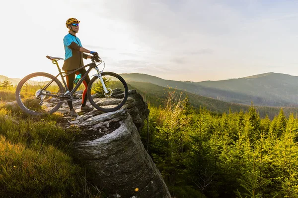 Bicicleta de montaña mujer montar en bicicleta en el bosque de verano montañas —  Fotos de Stock