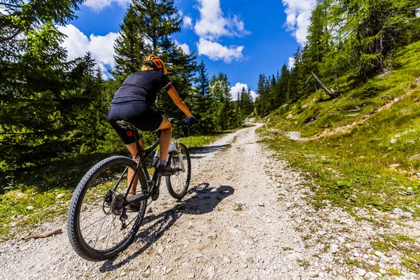 Tourist cycling in Cortina d 'Ampezzo, stunning rocky mountains o — стоковое фото