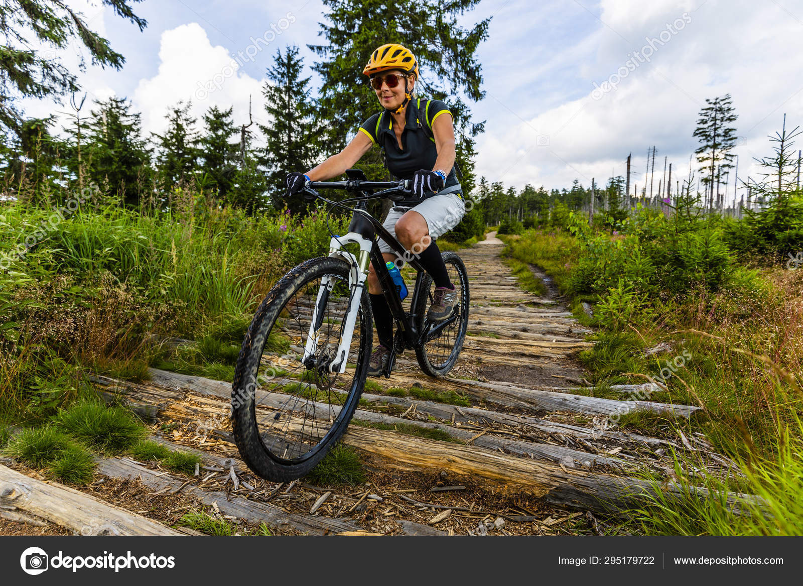 Bicicleta de montaña mujer montar en bicicleta en el bosque de