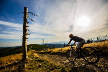 Dağ bisikleti kadın yaz dağlar ormandaki bisiklet sürme 